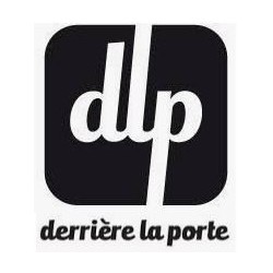 DERRIÈRE LA PORTE